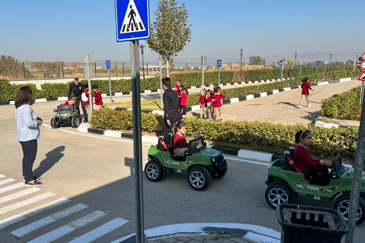 Manisa’da minikler trafiği eğlenerek öğreniyor