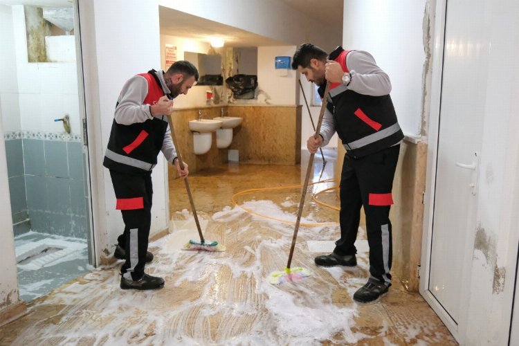 Acil temizlik timi görev başında