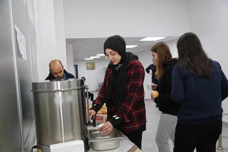 Kayseri Büyükşehir’den gençlere bardakta çorba