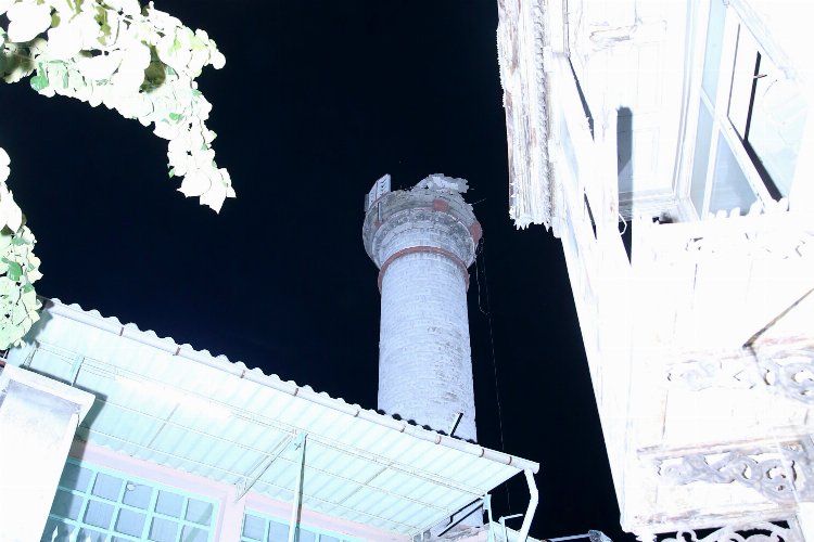 İzmir Buca’da 4,9 büyüklüğünde deprem… Konak’ta cami minaresi yıkıldı!