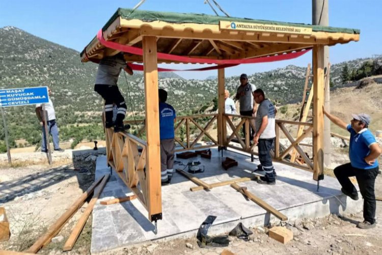 Antalya Büyükşehir’den ilçelere kent mobilyası desteği